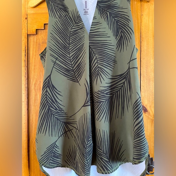 Lucy Vaca Sleeveless V neck - Picture 3 of 6